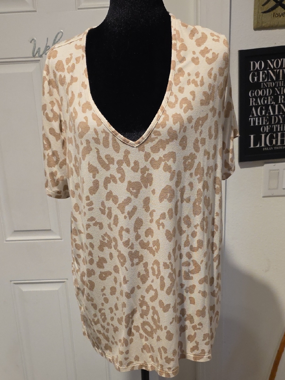 Old Navy Leopard Print V-Neck Tee in Cream and Tan